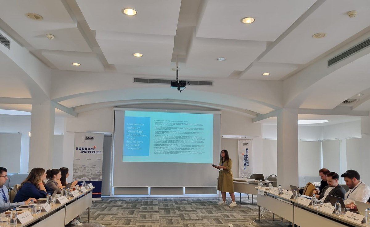 🌊 Çevresel Güvenlik Atölyesi’nde <a href="/nursedatemur/">Nur Seda Temur</a>, “Yükselen Denizler Sorunu ve #Jeopolitik Mücadele: #Tuvalu ve Diğer Küçük Ada Devletleri Örneği” konusunu ele aldı.🌐

#ÇevreselGüvenlik #ÇevreselGüvenlikAtölyesi #ÇGA #İklimKrizi #YükselenDenizler #Bodrum #TÜBİTAK2237