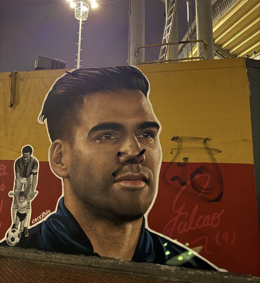 No importa el color, hay que ser muy desadaptado para vandalizar y dañar el mural del mejor jugador de la historia de Colombia. Perdónalos Falcao 🤦🏼‍♂️