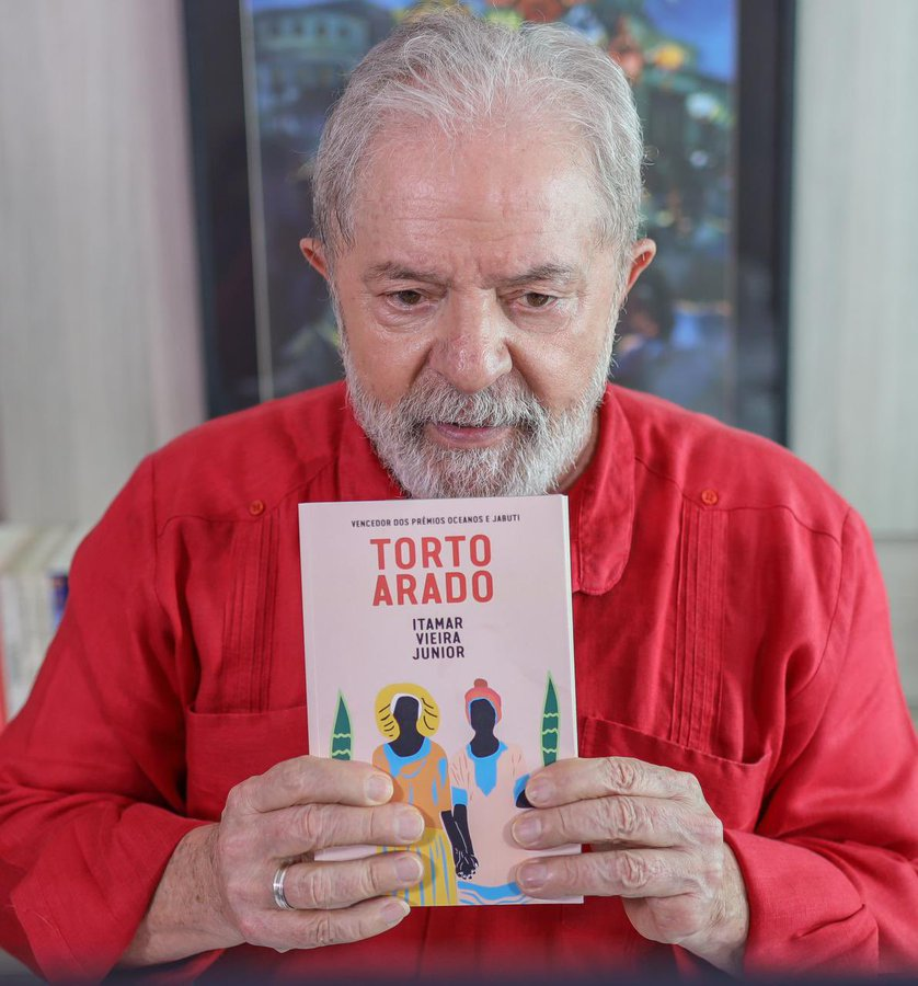 jornalnota's tweet photo. “Um dos nossos objetivos é fazer do Brasil um país de leitores e leitoras. Os livros são fundamentais para a nossa formação e compreensão do mundo. A literatura é um direito humano, como bem definiu o grande brasileiro Antonio Candido, em seu ensaio ‘Direito à Literatura’"

Lula, Presidente do Brasil,
aniversariante do dia que faz 79 anos!