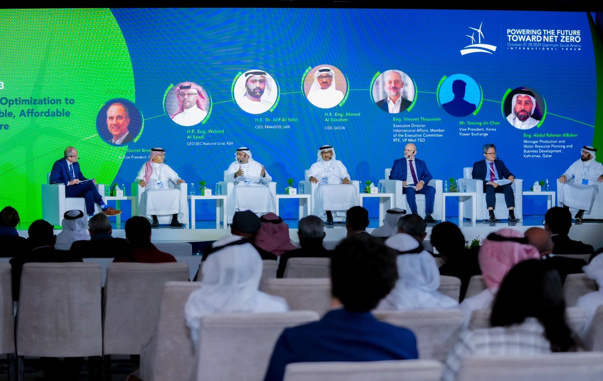 SaudiEnergy's tweet photo. المهندس وليد السعدي، الرئيس التنفيذي لـ #نقل_الكهرباء، التابعة لـ #السعودية_للكهرباء، يشارك بجلسة حوارية بعنوان:
Regional Grid Optimization to Enable a Reliable, Affordable Net-Zero Future في منتدى "تعزيز مستقبل الطاقة نحو الحياد الصفري" بتنظيم @gccia؛ واستعرض خلالها استراتيجية الشركة في التحول إلى الطاقة النظيفة والوصول للحياد الصفري بحلول العام 2050.