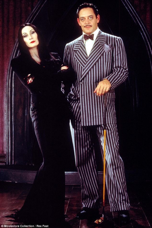 gutsfavz's tweet photo. imagina a selena e o benny de morticia e gomez addams… agora me deixaram mal acostumada e preciso disso!!! https://t.co/zDE1vGvKzK