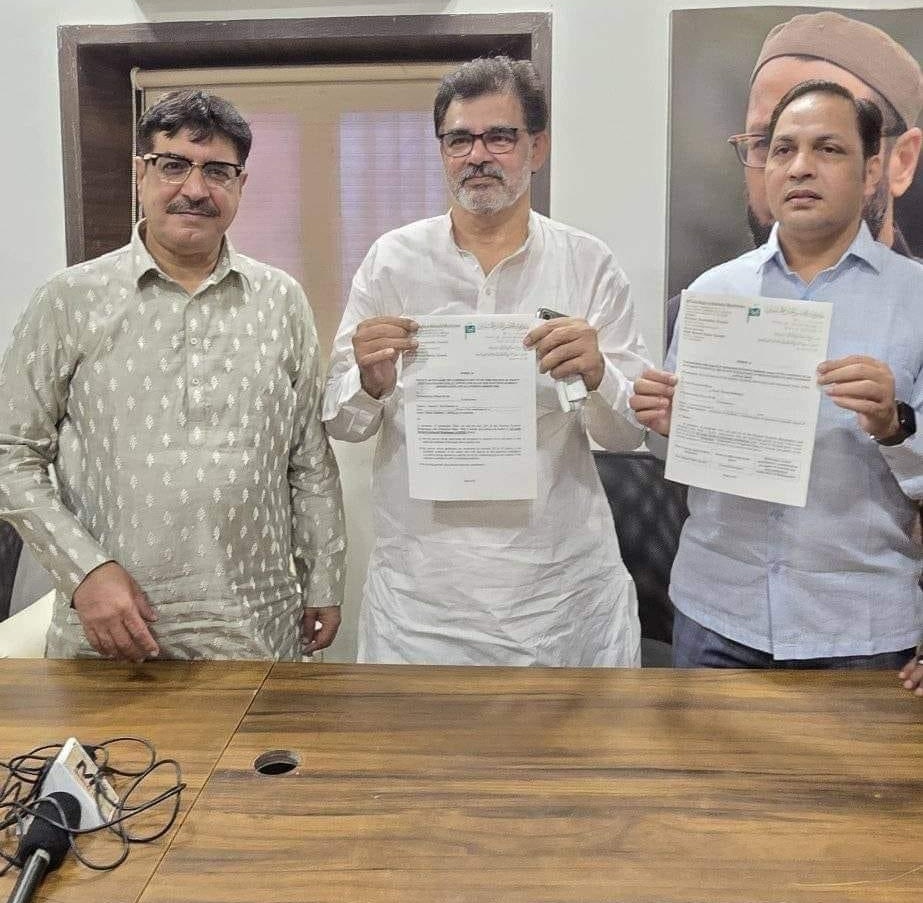 shaik_hussam's tweet photo. AIMIM'S @balala_ahmed &amp; AIMIM Mumbai State President @lashkariaraiees Hands Over AIMIM Party B Form to AIMIM Contesting Candidate from Byculla Assembly Constituency  @FaiyazAhmed1961 

@aimim_national @asadowaisi 
#MaharashtraElection2024 https://t.co/tNmNqQzVzh