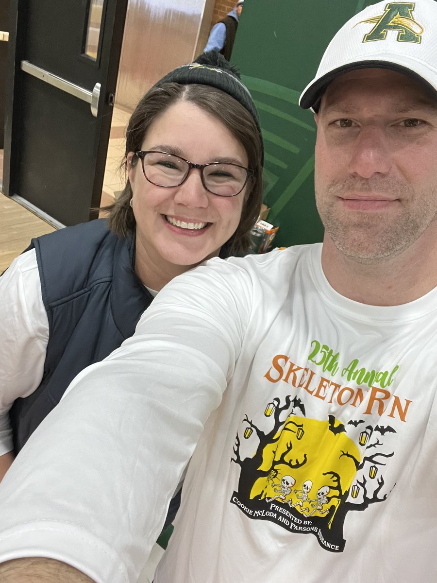 TheCometSuper's tweet photo. I’m with @AsstCometSuper and we’re checking in everyone for the Skeleton Run! You still have a half hour to get to Steele! #SkeletonRun #RunAmherst @RunAmherst @SteeleComets @SteelePrincipal @AsstCometSuper https://t.co/2LdpJPaMPN