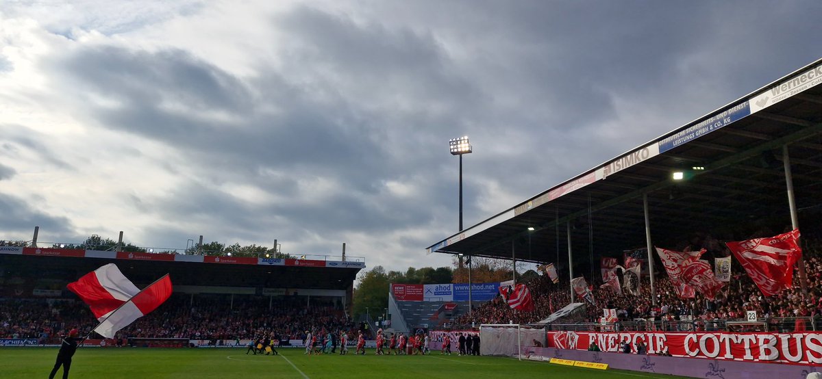 Tvedtify's tweet photo. Siste stopp på denne nydelige høstrundfahrt: Cottbus vs 1860 München. 80s rockeklassikere på løpende bånd prematch - Stadion der Freundschaft 
@DHZpod https://t.co/18UYGMCNwp
