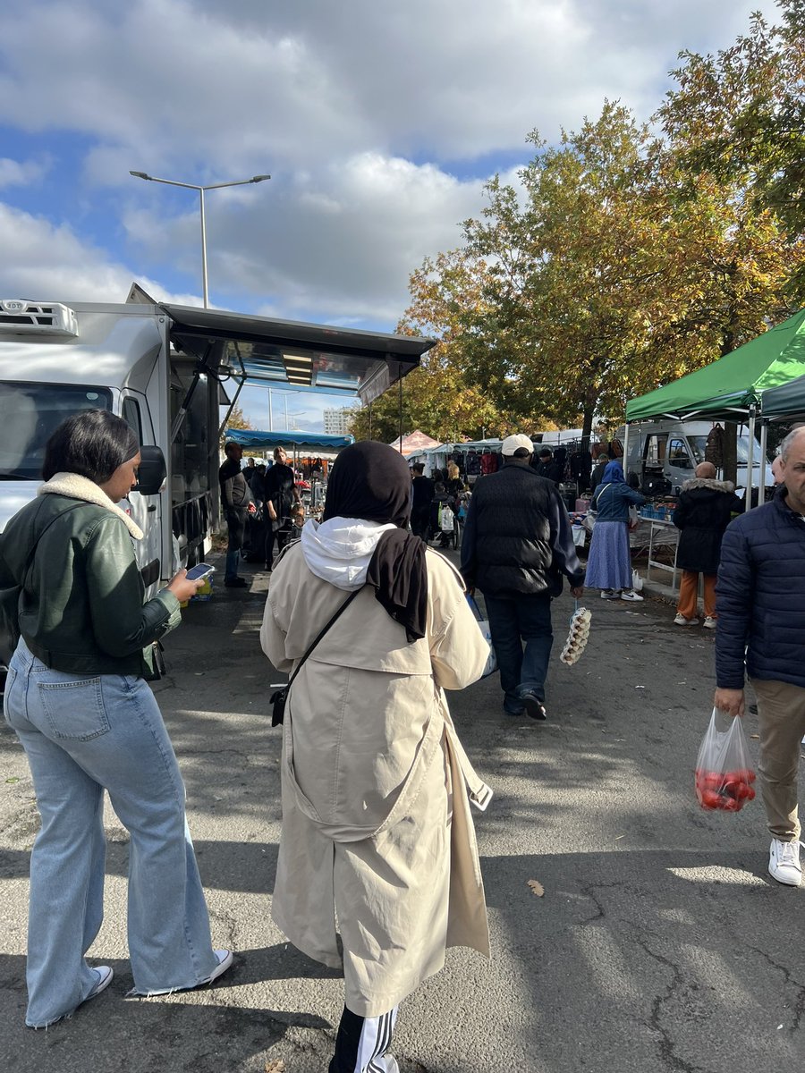 fredfauvet's tweet photo. Le plus grand marché de la région, le marché du Colvert à #Amiens Nord, est un rdv incontournable chaque semaine.
C’est aussi un véritable thermomètre de la situation sociale et économique. Et le constat est sans appel : il y a urgence sur le pouvoir d’achat … https://t.co/O6ReXwsTvc