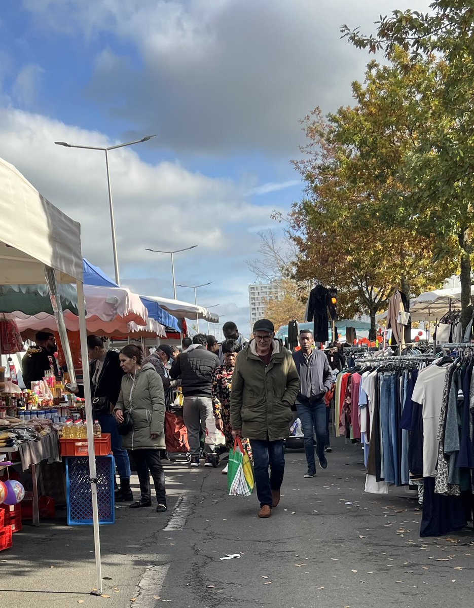 fredfauvet's tweet photo. Le plus grand marché de la région, le marché du Colvert à #Amiens Nord, est un rdv incontournable chaque semaine.
C’est aussi un véritable thermomètre de la situation sociale et économique. Et le constat est sans appel : il y a urgence sur le pouvoir d’achat … https://t.co/O6ReXwsTvc