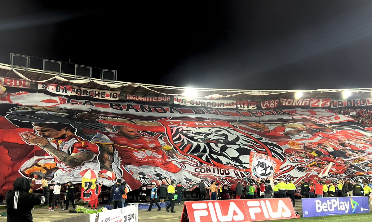 barrabrava_net's tweet photo. La Guardia Albi Roja Sur - Independiente Santa Fe ayer en el clásico vs Millonarios https://t.co/80meuG228k