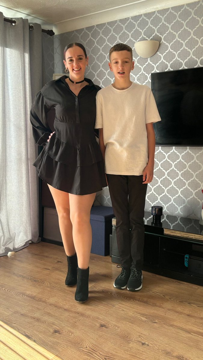 pippabaird90's tweet image. Wearing heels to try reach the height of your 13 year old 😂😂🙈 #longlegs #stopgrowing