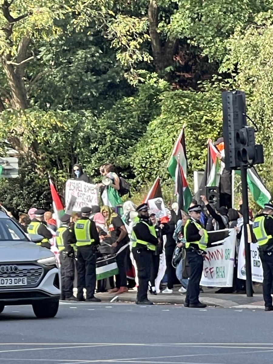 NeilBlairTBP's tweet photo. Sick weirdos blocking the pavement near where I live screaming abuse towards Jews attending a Jewish community centre. Spoke with ⁦@metpoliceuk⁩ officers who agreed with me that this was appalling but said their instructions were that they couldn’t do anything! #twotier https://t.co/zVJpmnEZDD