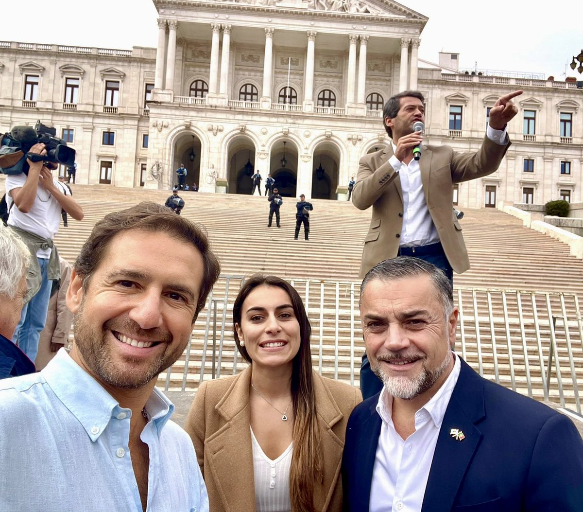 rpdsousa's tweet photo. Um País … um Povo … um Líder ✌️ Estamos juntos 💪

#salvarportugal 
#porportugalpelosportugueses https://t.co/xBt28gW8nM