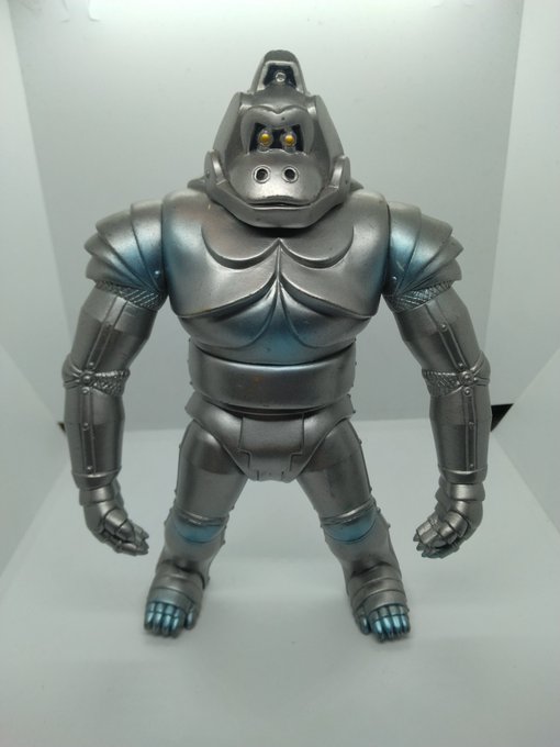 友達の厚意で頂いたメカニコングだけど…やはり特撮メカ怪獣の中でも映画怪獣っての差っ引いても素晴らしいデザインじゃないかとソフビ眺めて感動しちゃう あとこのソフビの出来、何度見ても細部に渡って完璧 すごい 