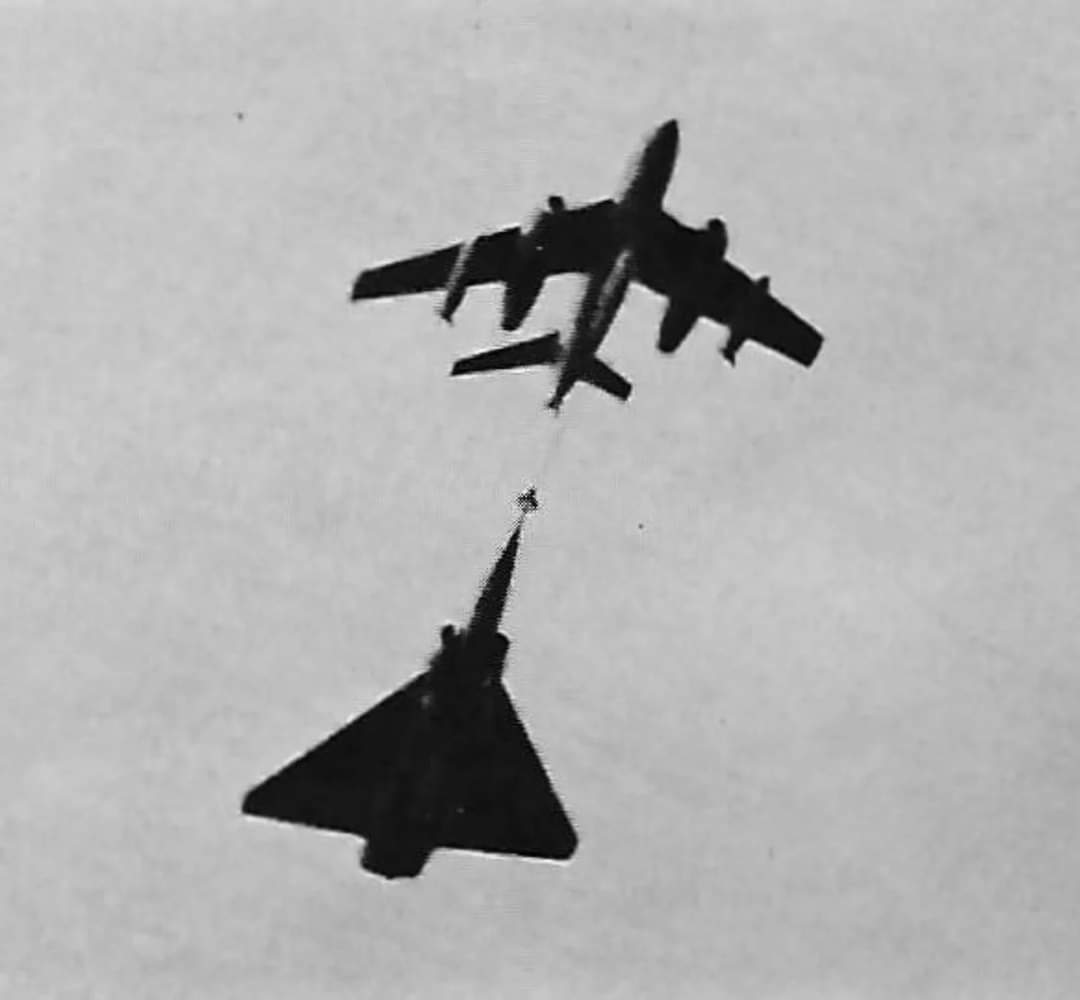 Tokkotai___'s tweet photo. Un repostaje en vuelo que jamás había visto.
Un #SNCASO S.O.4050 #Vautour dando "sopa" a un bombardero estratégico supersónico #Dassault Mirage IVA, ambos del Armée de l'Air
#ColdWar #Warbird #Mirage https://t.co/GXmWp05nDi
