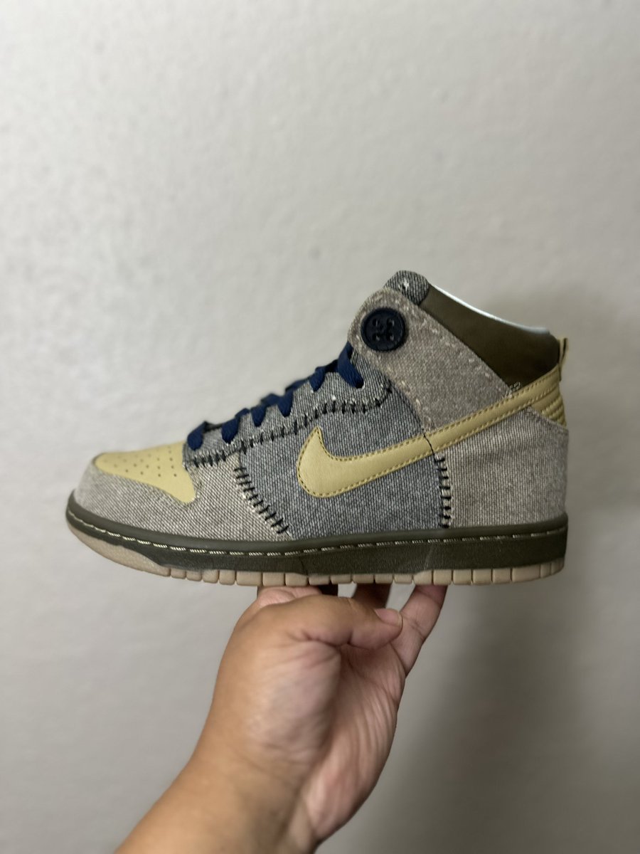 Areva__Lo's tweet photo. @SellKicksSunday Coraline Dunks 

Size 7 (men’s) 

VNDS *tried on* 

Original Box Is Destroyed But Included 

Missing lace bag *blue* 
Missing Box Card https://t.co/l7ubxxLt7o