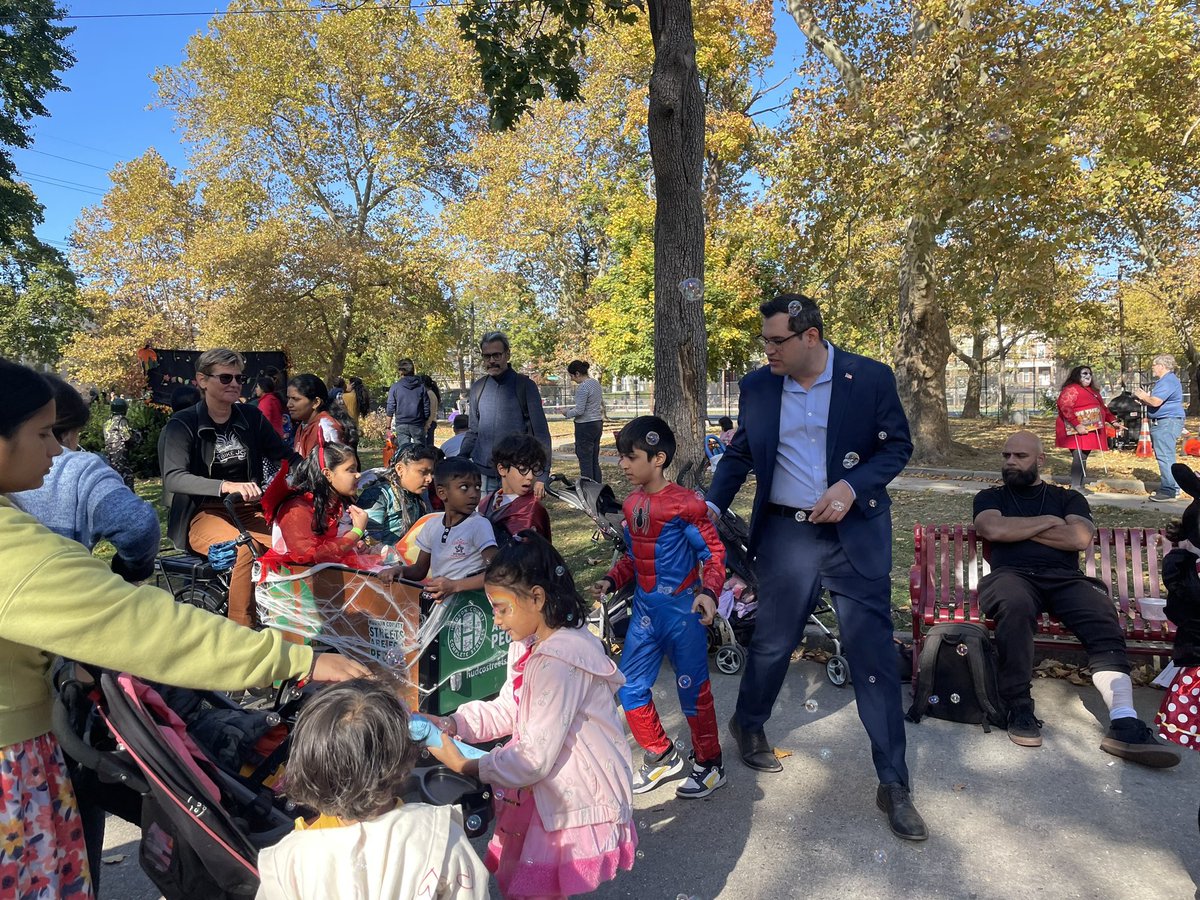 PatrickAmbrossi's tweet photo. Honored to have once again sponsored the Pumpkin Patch at Pershing Field Garden Friend's Fall Festival. A lot of happy kids + 300 pumpkins given away. Thank you to Debbie, PFGF President and the entire board for their efforts. Happy to see @jcheightsparents @bikejcgram + @hudcostreets - they brought an incredible ride experience for children! Thank you to all who volunteered w/ me to make this pumpkin patch a success. Great to see the community out and enjoying this great park in the #jcheights #jerseycity 
#heightspumpkinpatch #community