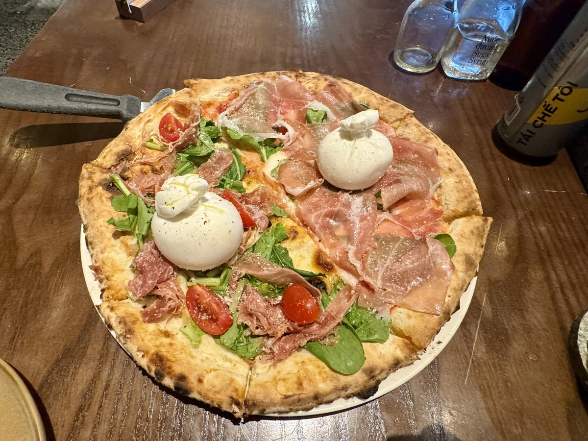 hm_myanmar's tweet photo. ベトナムで乗り換えまで5時間あったから、空港からタクシー使って「Pizza 4P's」に初めて行ってみた。
全部美味しかったが、1番気にいったのは葉っぱを生ハムで包んだやつ。その皿に乗っていたチーズがとても美味くてまた食べに行きたい。 https://t.co/ILmzh3PKTC
