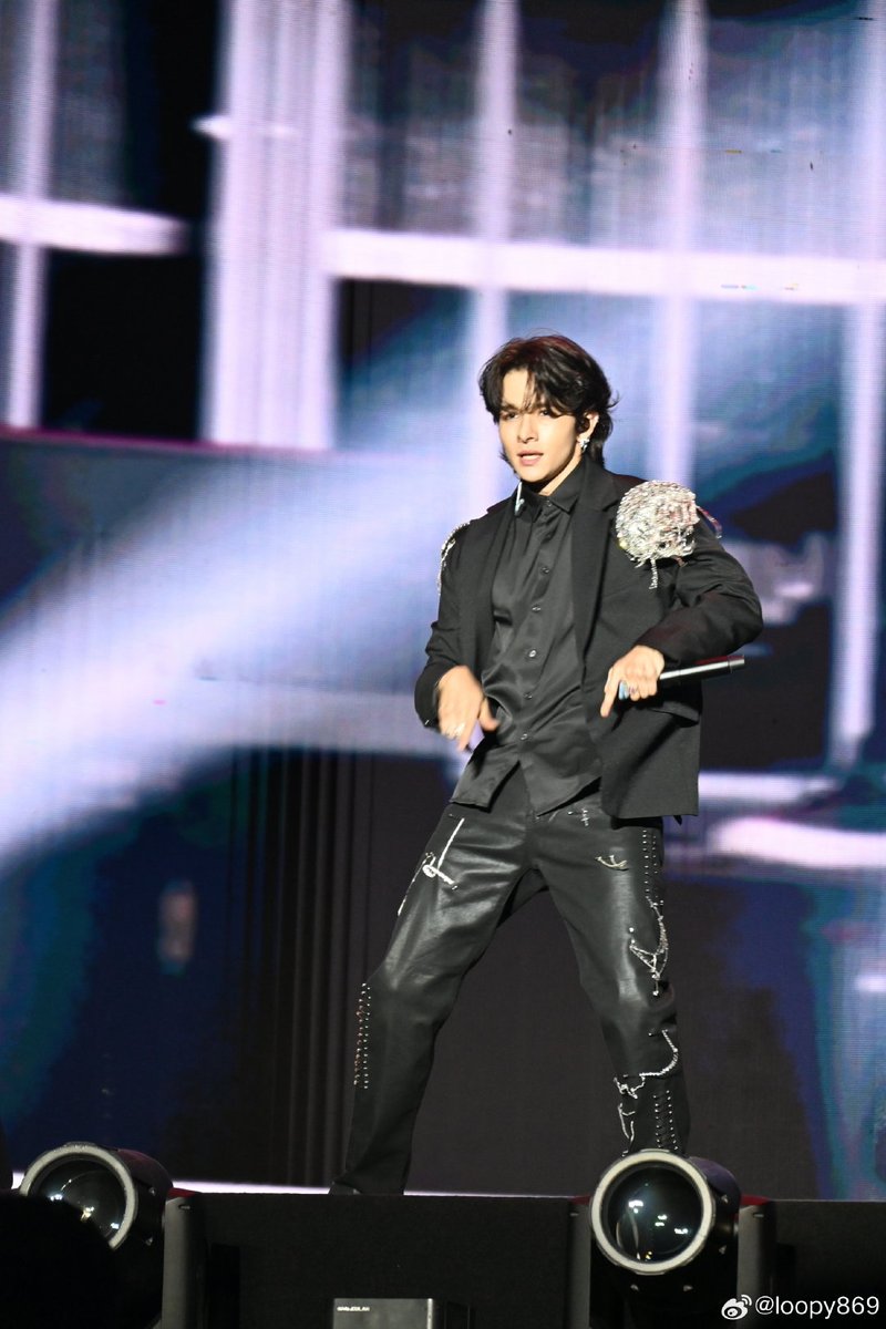its_samuelovely's tweet photo. [🦌🇨🇳] #SAMUEL IN WUHAN

📅: 2024.10.26 | 🎤: concert of stars

©️: loopy869
#SAMUELKIM #김사무엘 #사무엘
#KIMSAMUEL #金Samuel https://t.co/Y5WfoKQgxK