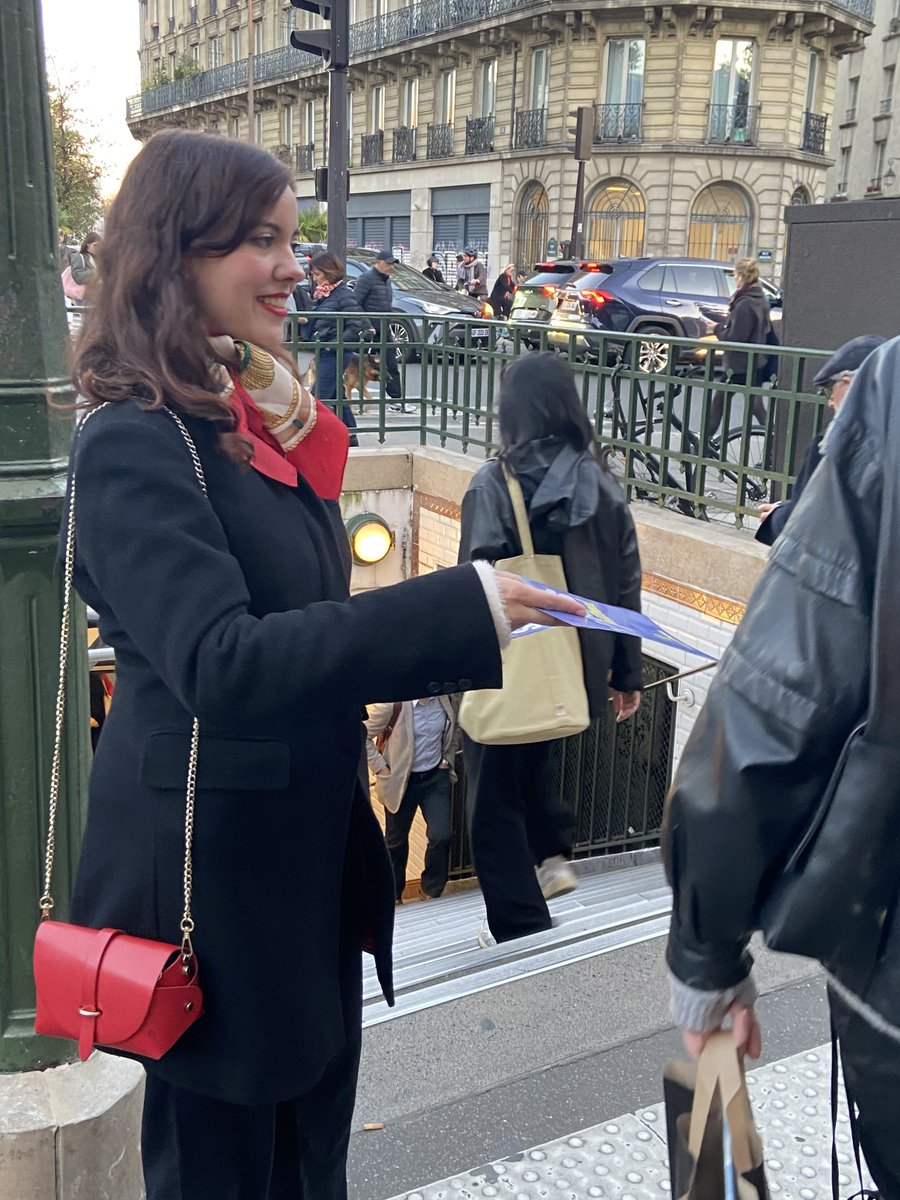 AF__Paris's tweet photo. 📷 Retour en images sur une semaine militante chargée !

🧑‍🏫 Mercredi, après un tractage dans le 3e arrondissement, les militants ont pu assister à un cercle de formation interne sur l'histoire des idées politiques donné par Antoine Charreau. https://t.co/fUfMp2f9i1
