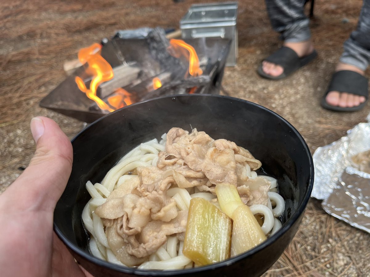 FutaKuchiMe29's tweet photo. 【煙樹海岸キャンプ】

バーガー→ラーメン2種スープ→うどん＋朝活牛タン＋ジャークチキン

日常生活なら有り得ぬ食事の摂り方。

#ラーメン回 #心も満タン #天気もってくれたぜ https://t.co/8dsXlWeLag