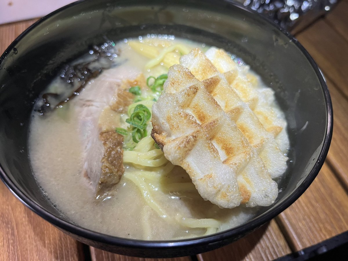 FutaKuchiMe29's tweet photo. 【煙樹海岸キャンプ】

バーガー→ラーメン2種スープ→うどん＋朝活牛タン＋ジャークチキン

日常生活なら有り得ぬ食事の摂り方。

#ラーメン回 #心も満タン #天気もってくれたぜ https://t.co/8dsXlWeLag