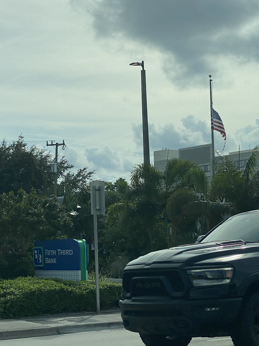 rft2fl's tweet photo. @FifthThird is this flag on your property?  808 SE 17th St., Ft. Lauderdale, FL 33316. It needs to be replaced. #oldglory #flagcode #fifththird https://t.co/joCLFGDQz0