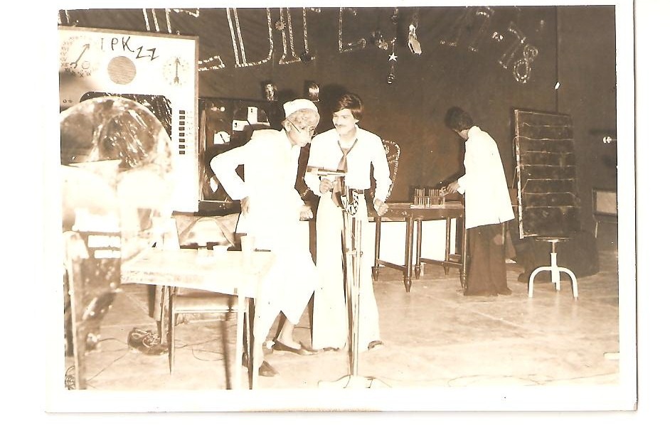 2812Dr's tweet photo. Being Joyful in Life is the best way to Float through it effortlessly. This pic taken in Gandhi Medical College,Bhopal in 1978. My father playing Gandhiji in Theatre Club 😍 #LifeisDrama #Fun #GMC #Bhopal #BestDad https://t.co/zVdIoI5Er5