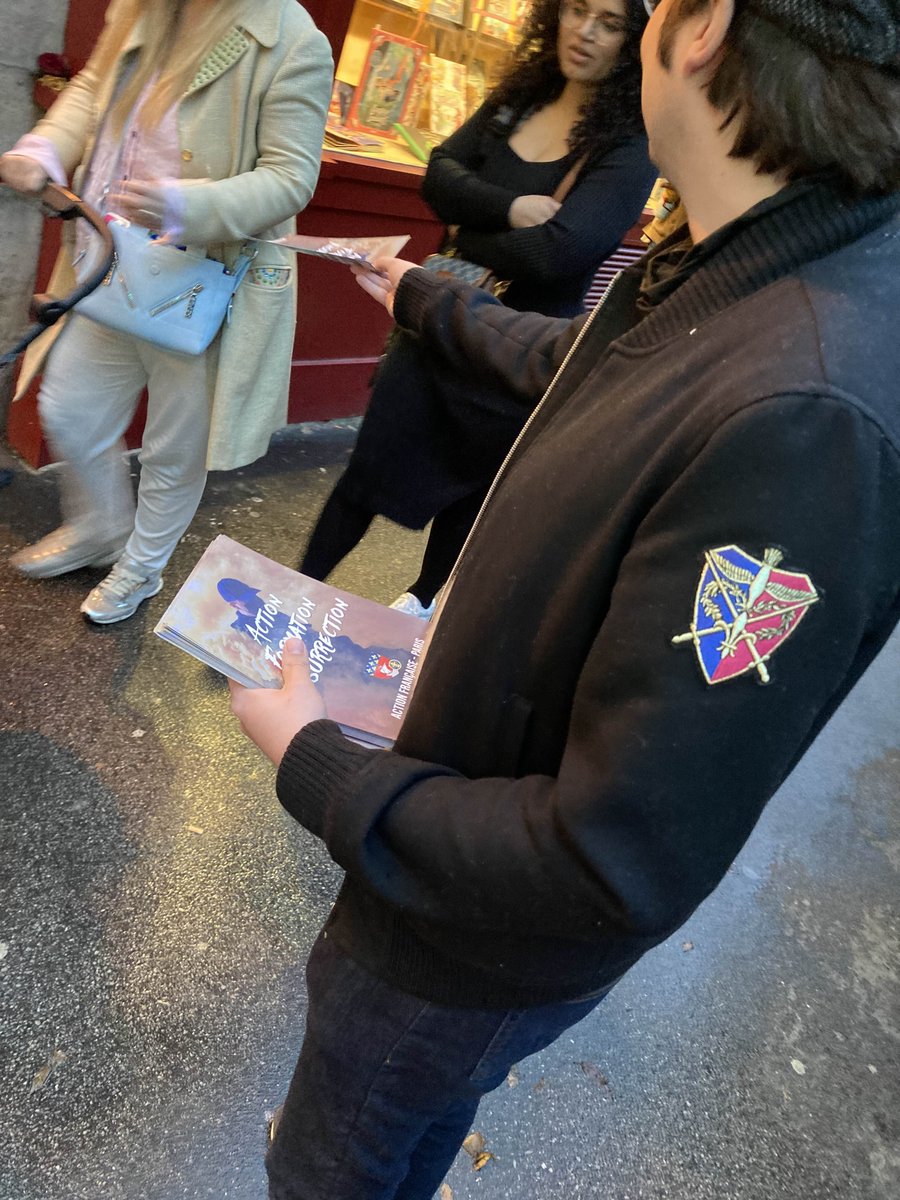 AF__Paris's tweet photo. 🇺🇸 Vendredi soir, les militants diffusaient à nouveau nos idées dans les rues de Paris avant que @LouisCottereau  ne revienne sur l'actualité brûlante des élections américaines pour une conférence du Cercle Charles Maurras. https://t.co/RNRyWUxib5