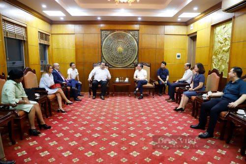 En la sede central de la Asociación de Campesinos de #Vietnam (CACV), Félix Duarte Ortega, presidente de la Asociación Nacional de Agricultores Pequeños de #Cuba (ANAP), dialogó con su homólogo Luong Quoc Doan 🇻🇳.