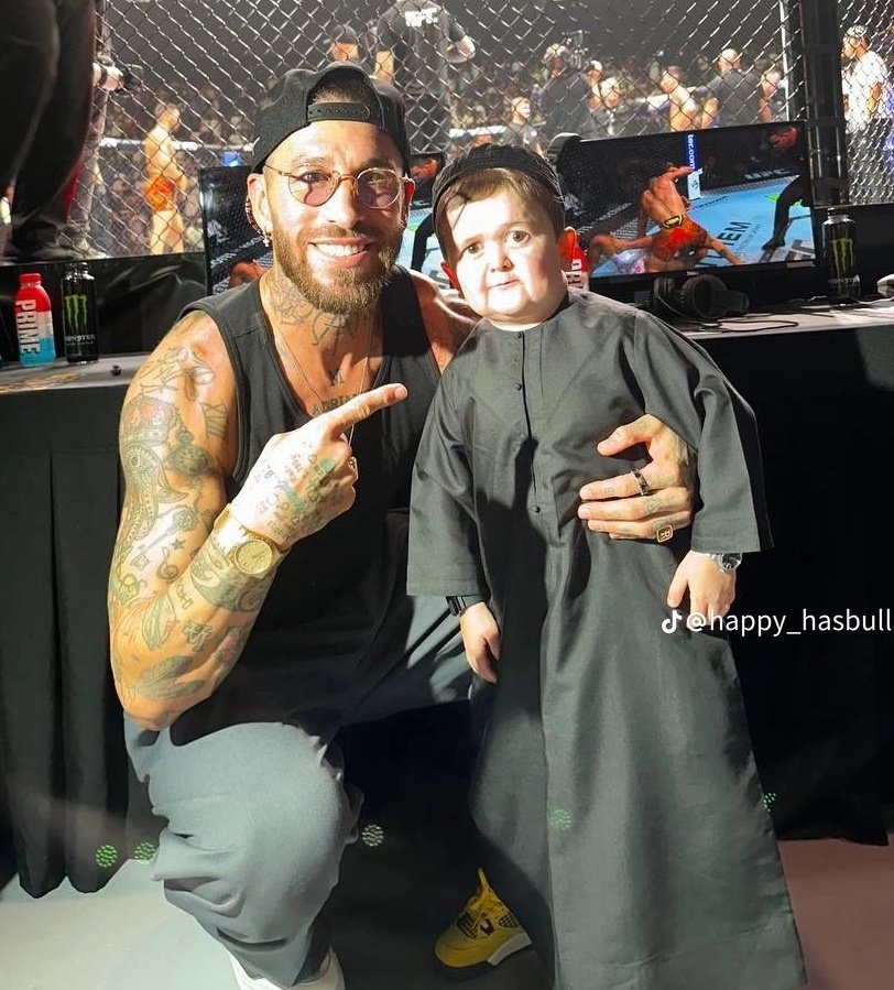 VCanasto's tweet image. Cuando llevas 20 años de costalero y tu sobrino sale por primera vez de monaguillo en la Hermandad.