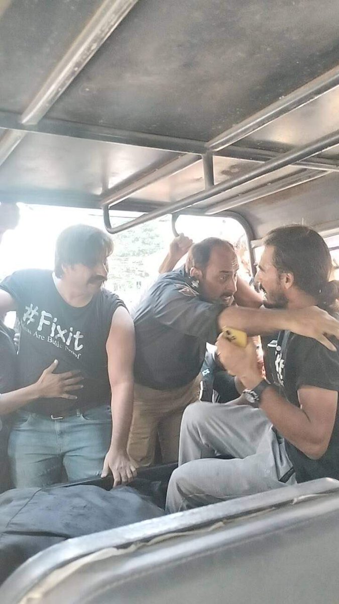 فاشسٹ سندھ حکومت کی فاشزم عروج پر 
ف ل س ت ی ن سے اظہار یکجہتی کرنے پر فکس اٹ کے بانی و کارکنان پر پولیس کا تشدد اور گرفتار کرلیا گیا

#Fixit 
#Karachi
#PalestinianLivesMatter