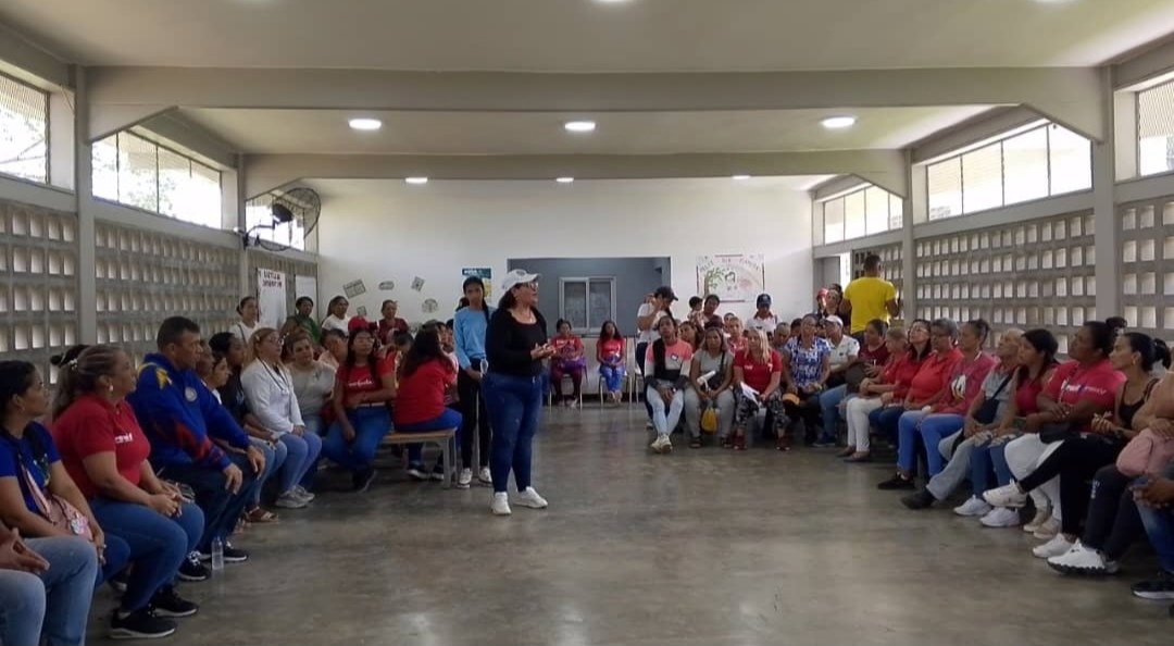 Clap_EdoMiranda's tweet photo. 🖤❤️💛 Las Comunas, #Clap cocineras de la Patria y fuerzas Populares activados en las Asambleas de las 7 transformaciones en compañía del ministro @lealtelleria rumbo al Gran Congreso Histórico 
El sector Alimentación ha planteado sus propuestas para la transformación del Estado https://t.co/RKML0DRcf3