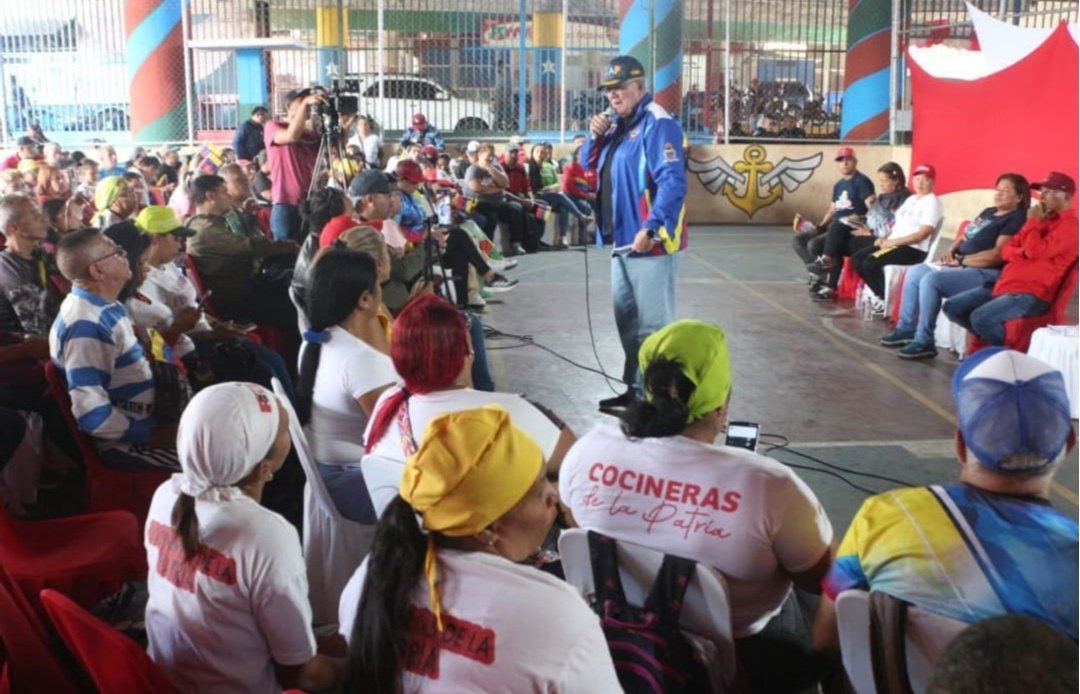 Clap_EdoMiranda's tweet photo. 🖤❤️💛 Las Comunas, #Clap cocineras de la Patria y fuerzas Populares activados en las Asambleas de las 7 transformaciones en compañía del ministro @lealtelleria rumbo al Gran Congreso Histórico 
El sector Alimentación ha planteado sus propuestas para la transformación del Estado https://t.co/RKML0DRcf3