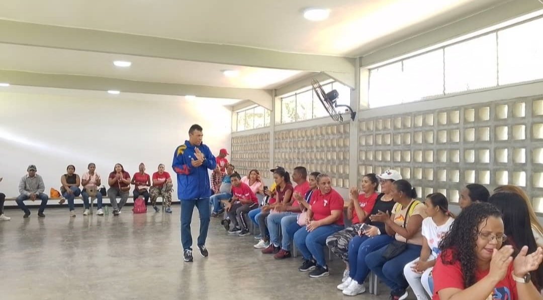 Clap_EdoMiranda's tweet photo. 🖤❤️💛 Las Comunas, #Clap cocineras de la Patria y fuerzas Populares activados en las Asambleas de las 7 transformaciones en compañía del ministro @lealtelleria rumbo al Gran Congreso Histórico 
El sector Alimentación ha planteado sus propuestas para la transformación del Estado https://t.co/RKML0DRcf3