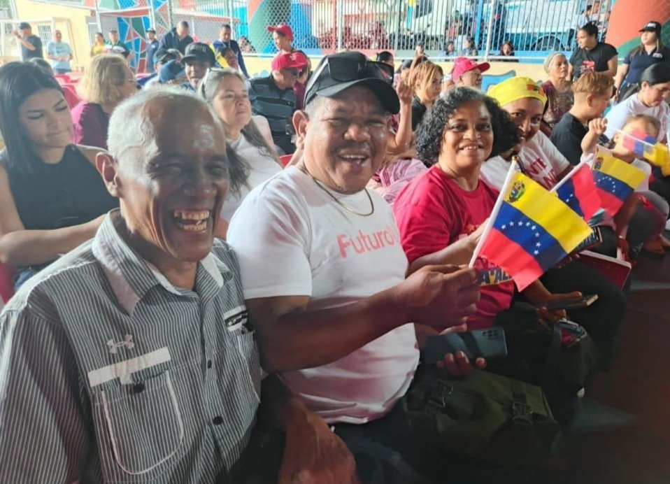 Clap_EdoMiranda's tweet photo. 🖤❤️💛 Las Comunas, #Clap cocineras de la Patria y fuerzas Populares activados en las Asambleas de las 7 transformaciones en compañía del ministro @lealtelleria rumbo al Gran Congreso Histórico 
El sector Alimentación ha planteado sus propuestas para la transformación del Estado https://t.co/RKML0DRcf3