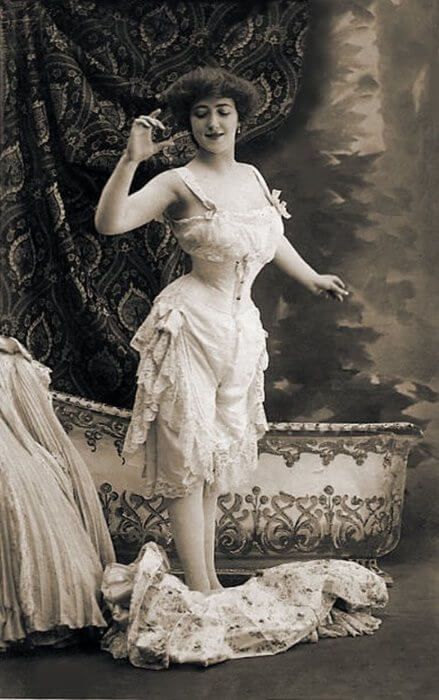 Morpheusson_'s tweet photo. actually accurate victorian lingerie, also, shes a canon lesbian https://t.co/lMcj6MALzl