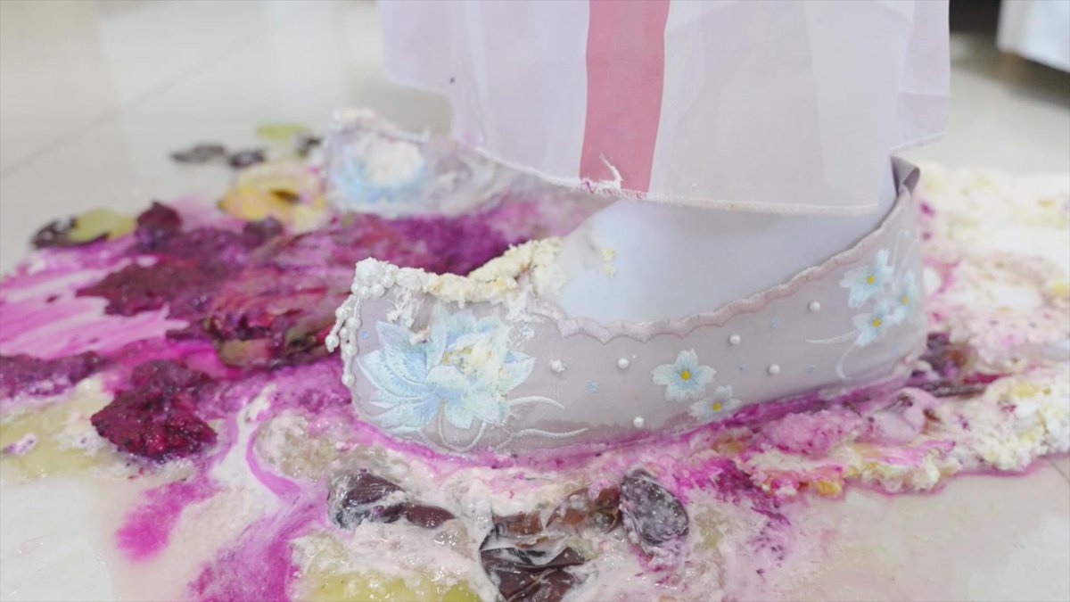 Funghibear's tweet photo. The video of the first episode is out! Please see 50 stills of ruined shoes, dirty clothes, and stampede： 第二集的视频出来啦！50张毁鞋、脏衣、踩踏的剧照及完整视频��看： https://t.co/bskgIbqo1h https://t.co/7z0IRILTMV