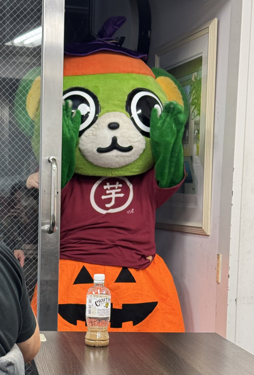 yo_tan's tweet photo. そしてお別れの時間😭
でも次回が今から楽しみ過ぎるから大丈夫っ!!w
イッちゃん、神ちゃん、山田くんいつも楽しい時間をどうもありがとう🙇🏻♀️💚
お疲れ様でしたーーー🙌🏻
#大崎さんとハロウィン #大崎一番太郎project30 #ride19 #大崎一番太郎 https://t.co/2NNQqv9O0x