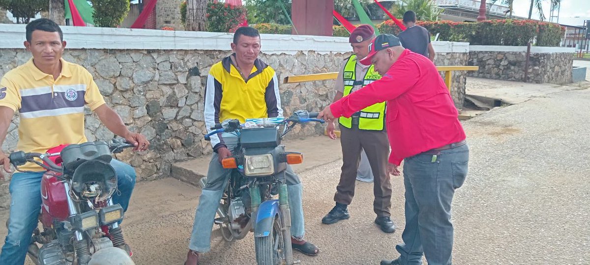 #NavidadesSeguras2024 | El #INTT Zaraza y GNB imparten charlas de concientización para controla el transporte en el país, cumpliendo con lo establecido en la Ley de Transporte Terrestre en su Artículo 23, numeral 6. Así reducir los índices de accidentabilidad.