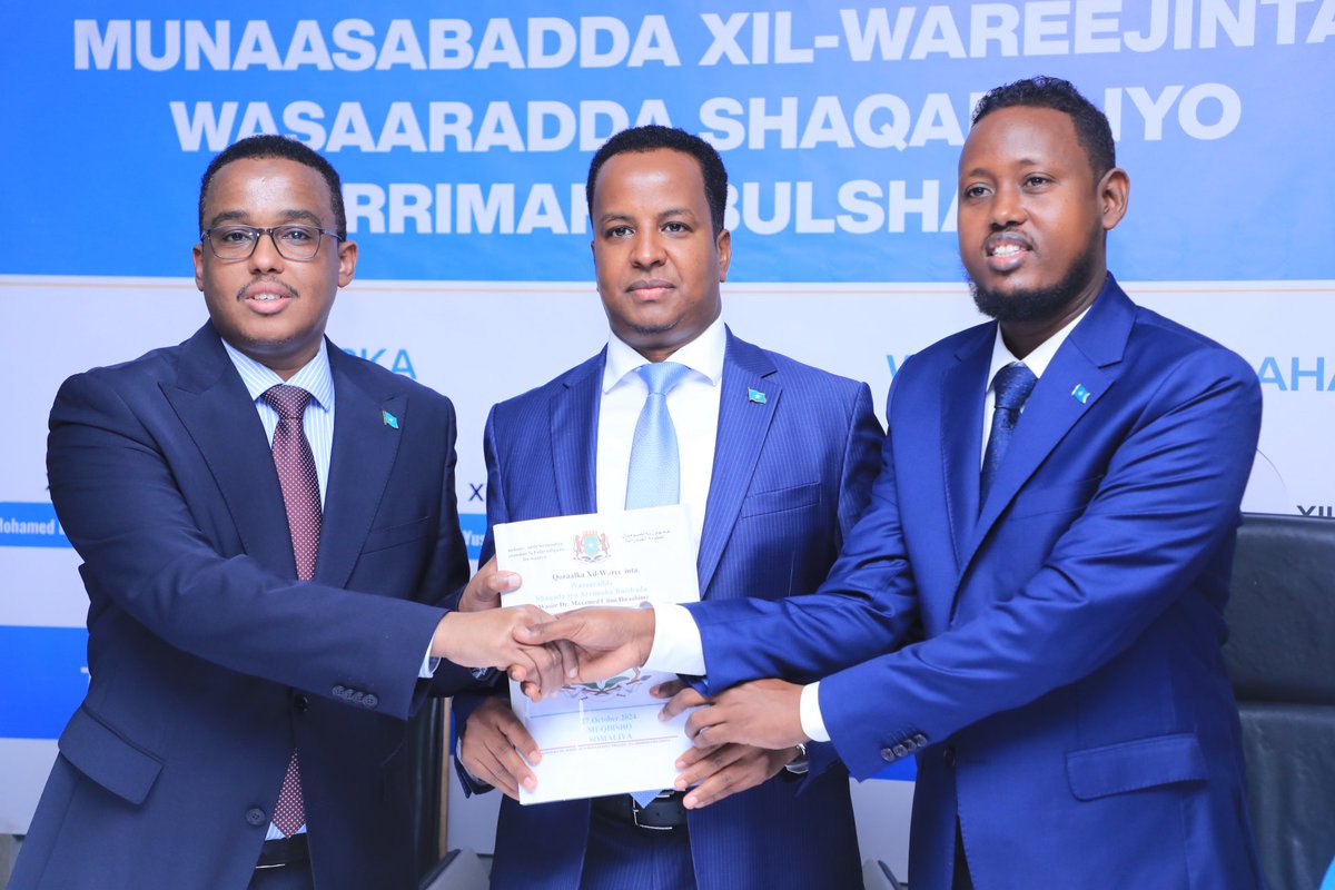 SomaliaMolsa's tweet photo. Ra’iisul Wasaare Ku Xigeenka Jamhuuriyadda Federaalka Soomaaliya Mudane @AbdisalamDhaay,  ayaa xilka u kala wareejiyey Wasiirka cusub ee Wasaaradda Shaqada iyo Arrimaha Bulshada, Mudane @HonYusufMohamed iyo Wasiirkii hore Mudane @HonDrMohelmi. https://t.co/1xLvcRaBL2