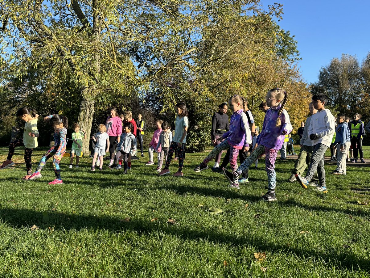 dartfordjpr's tweet photo. ��️🍁 On a beautiful crisp Autumnal morning we welcomed 32 juniors

🔥 and they were on fire! 12 got a pb time

🏅Harrison and Charlotte received wristbands

🦺  thanks to our 19 volunteers - including Sian who has helped 100 times!

🚨 We’re cancelled next Sunday!

#loveparkrun https://t.co/lJK7nfXTXY