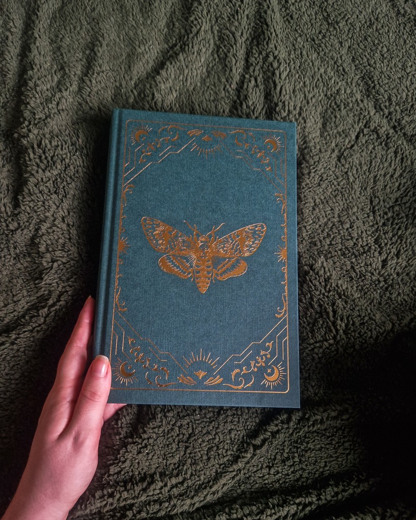 Uptown_Oracle's tweet image. This month’s Locked Library subscription has arrived, and it’s The Bell Witches by Lindsey Kelk 🦋 A beautifully haunting cover for a book that promises dark secrets and magical mystery. Loving the artistry and attention to detail! 🌙 #LockedLibrary #TheBellWitches #BookAesthetic