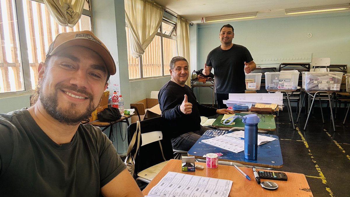 Cristopher_v_v's tweet photo. Para el recuerdo desde Quilicura: Vocal de mesa junto a mi Papá y mi hermano, ambos también vocales. Se inaugura la familia de vocales 😂 

#servel #Elecciones2024 #EleccionesChile2024 @24HorasTVN @TVN @CNNChile @chilevision @tudia_13 @canal13 @BuenosDiasTVN @meganoticiascl https://t.co/sUsa6377H5