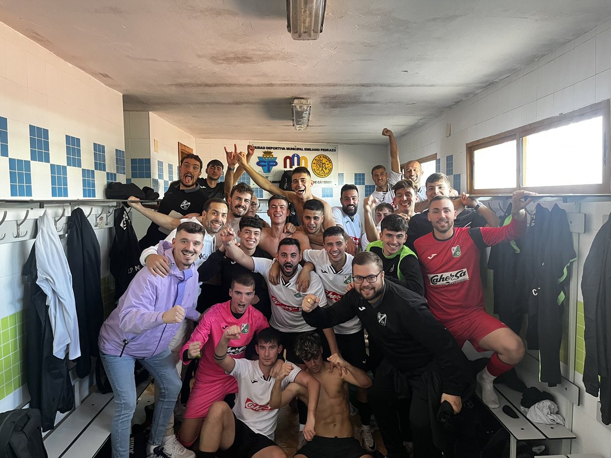 En directo desde el Campo Vicente del Bosque!!👍🏻
. 
Vamoooosssss Equipo +3!!
💪🏼💪🏼💪🏼💪🏼💪🏼💪🏼💪🏼💪🏼💪🏼
.
CP.Malpartida 
         1-2
CP.MoralejaCahersa
 .
Vamoooosss Equipo!💪🏻💪🏻
.
#SiempreCP🤍🖤
#AupaMoraleja💚🖤