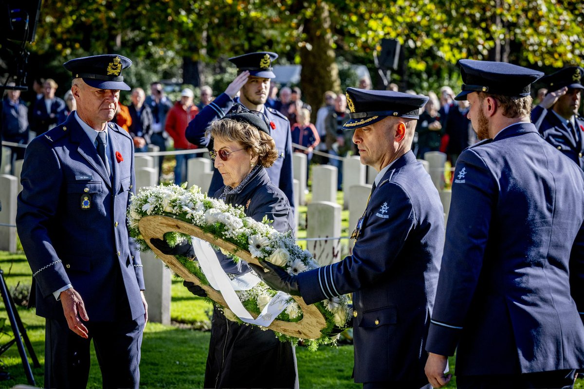 koninklijkhuis's tweet photo. Prinses Margriet woont op de Canadese Oorlogsbegraafplaats in Bergen op Zoom de jaarlijkse herdenking bij voor alle Canadese militairen die tijdens de Tweede Wereldoorlog omkwamen en in Nederland begraven zijn. Ook legt de Prinses een krans.
https://t.co/Qpa7glpALT https://t.co/PHfDujcKMJ