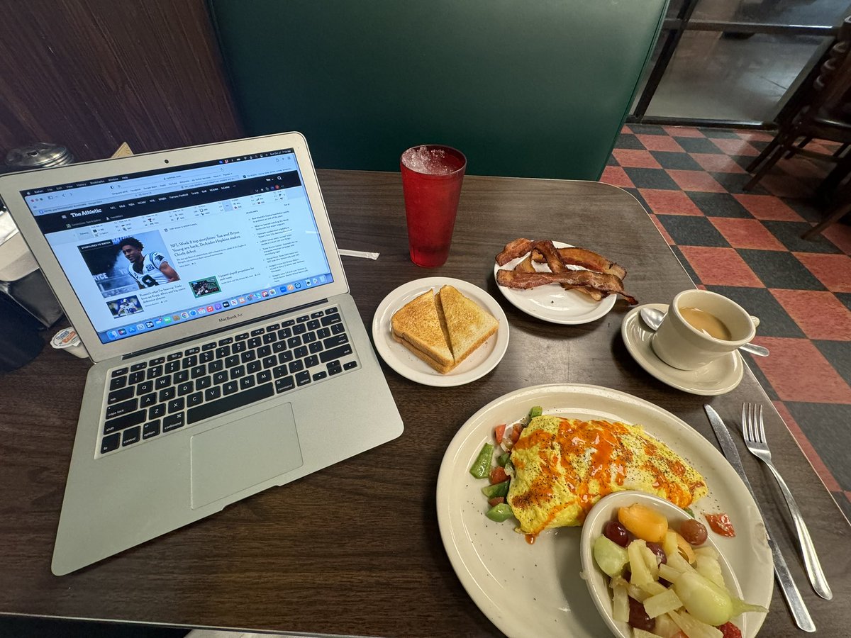 SeanTPendergast's tweet photo. #Texans Home game GAMEDAY routine ACTIVATED….. #AvalonDiner #BeatIndy https://t.co/HVfegNd3Am