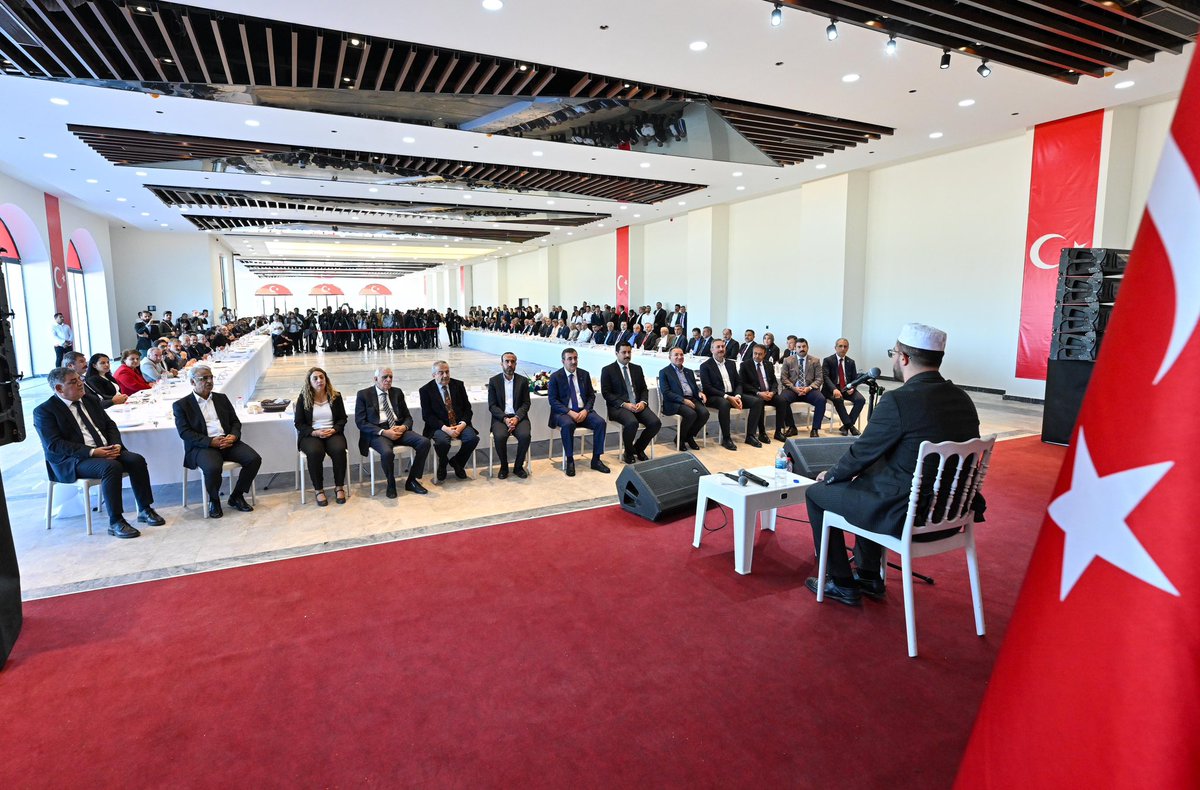 Bugün, tüm kimliklerimizin üzerinde, insani bir amaçla, hayırlı bir buluşmaya, Yıldız ve Şenyaşar ailelerinin barışmalarına şahitlik etmek için Şanlıurfa’dayız… 

İbrahim Halilullah’ın şehrine yakışan kavga değil barıştır. Yıldız ve Şenyaşar aileleri de bugün bu anlayışa uygun