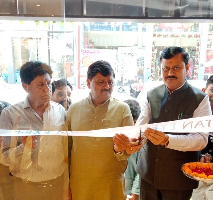 JagdishMakwana_'s tweet image. મોરબી ખાતે &quot;TITAN EYE+&quot;નો રાજકીય અને સામાજિક મહાનુભાવોની સહ ઉપસ્થિતિમાં શુભારંભ કરાવી, નિમંત્રકશ્રીને ખૂબ ખૂબ અભિનંદન સહ શુભેચ્છા પાઠવી.