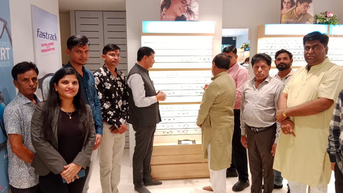 JagdishMakwana_'s tweet image. મોરબી ખાતે &quot;TITAN EYE+&quot;નો રાજકીય અને સામાજિક મહાનુભાવોની સહ ઉપસ્થિતિમાં શુભારંભ કરાવી, નિમંત્રકશ્રીને ખૂબ ખૂબ અભિનંદન સહ શુભેચ્છા પાઠવી.