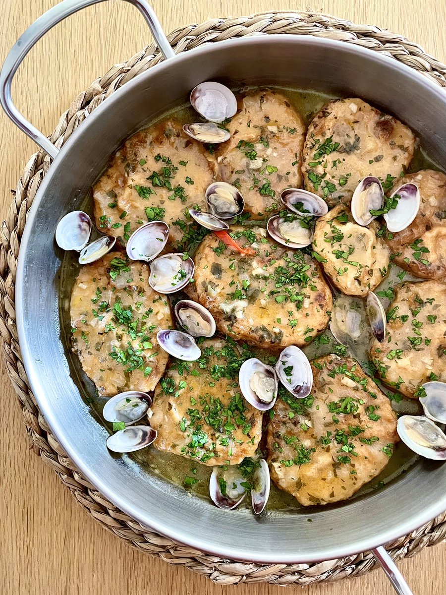 pbrionesmqz's tweet image. Patatas a la importancia en salsa verde y unas chirlas abiertas con manzanilla.

Plato laborioso, pero con un resultado excelente! 

Homenaje económico a las que hacen en @RestViavelez