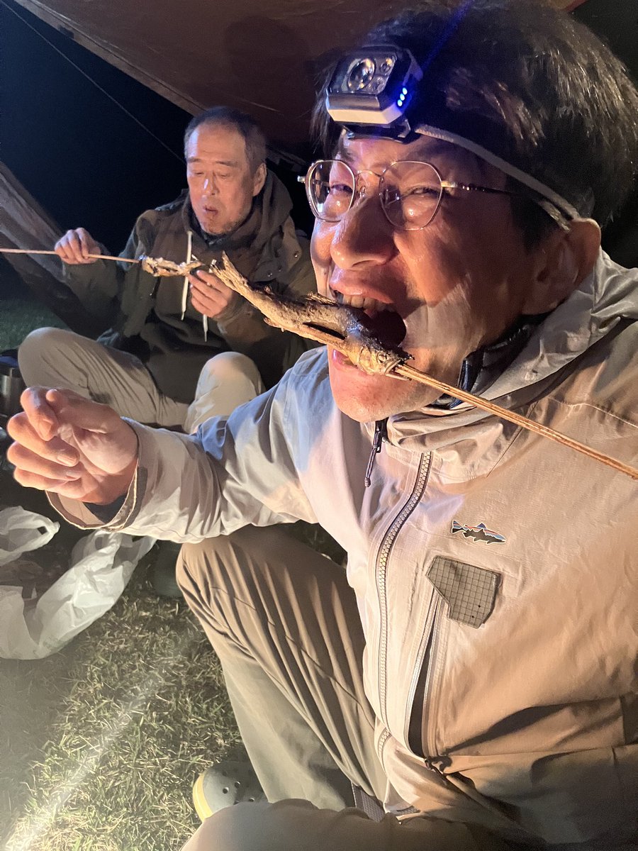 nffsjj's tweet photo. 焚き火で焼き枯らした鮎(EverRodのE原さんありがとうございました)、熱い!美味い!熱い!#吉ヶ平フィッシングパーク #everrod https://t.co/rYpcBZ4jIf