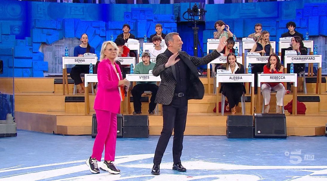 Loro lo sanno benissimo di avere in mano il monopolio della televisione italiana LO SANNO #amici24